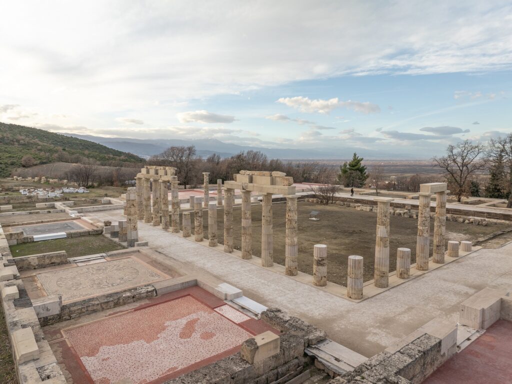 Ανάκτορο Αιγών - τα νότια δωμάτια με τα ψηφιδωτά και το κεντρικό περιστύλιο