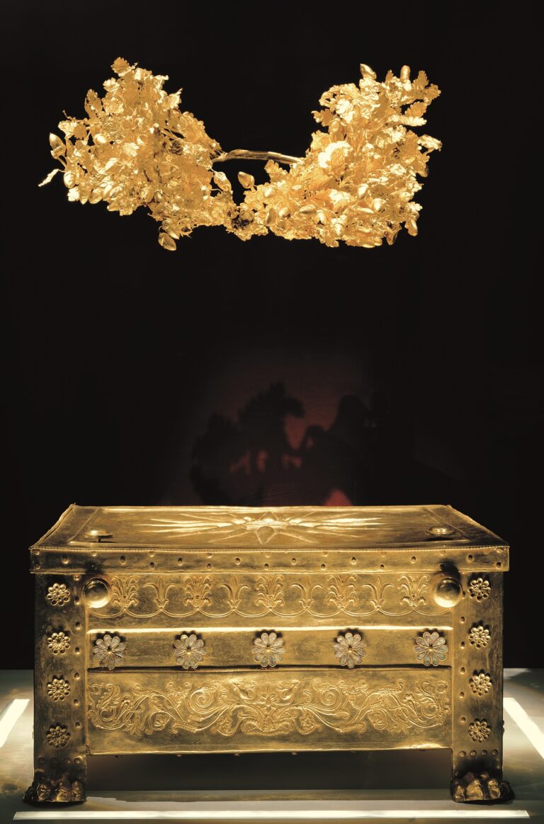 Βασιλικοί Τάφοι - Έκθεση Θησαυρών: χρυσή λάρνακα και στεφάνι Φιλίππου Β΄