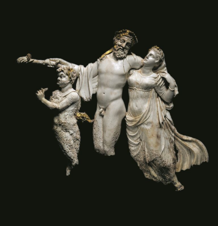 Βασιλικοί Τάφοι - Έκθεση Θησαυρών: ελεφαντοστέινο ανάγλυφο με Διόνυσο, Μαινάδα και σάτυρο