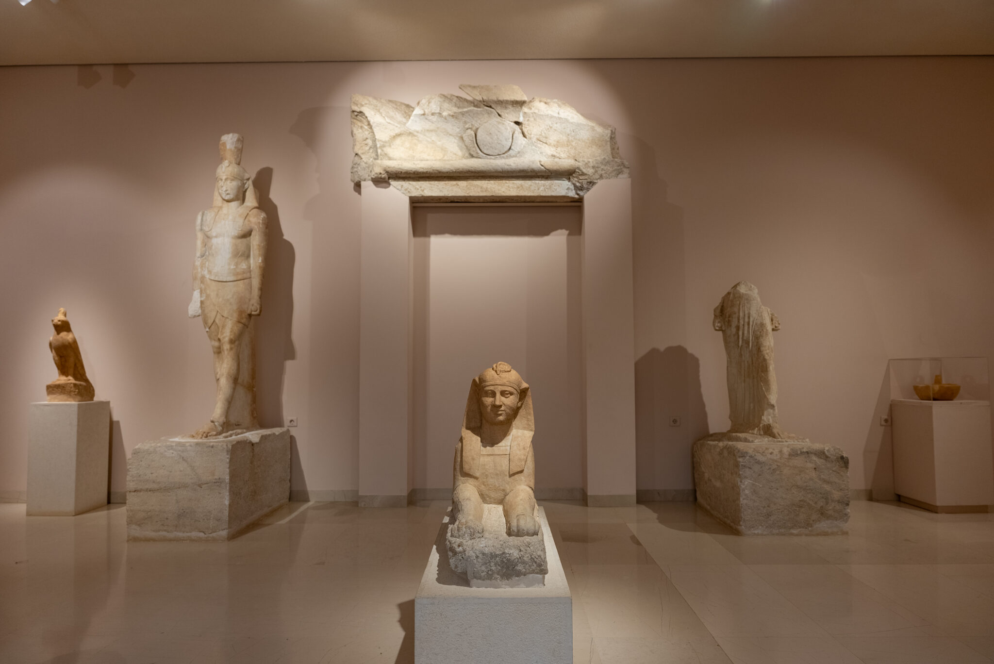 Αρχαιολογικό Μουσείο Μαραθώνα: γλυπτά από το ιερό των Αιγυπτίων θεών