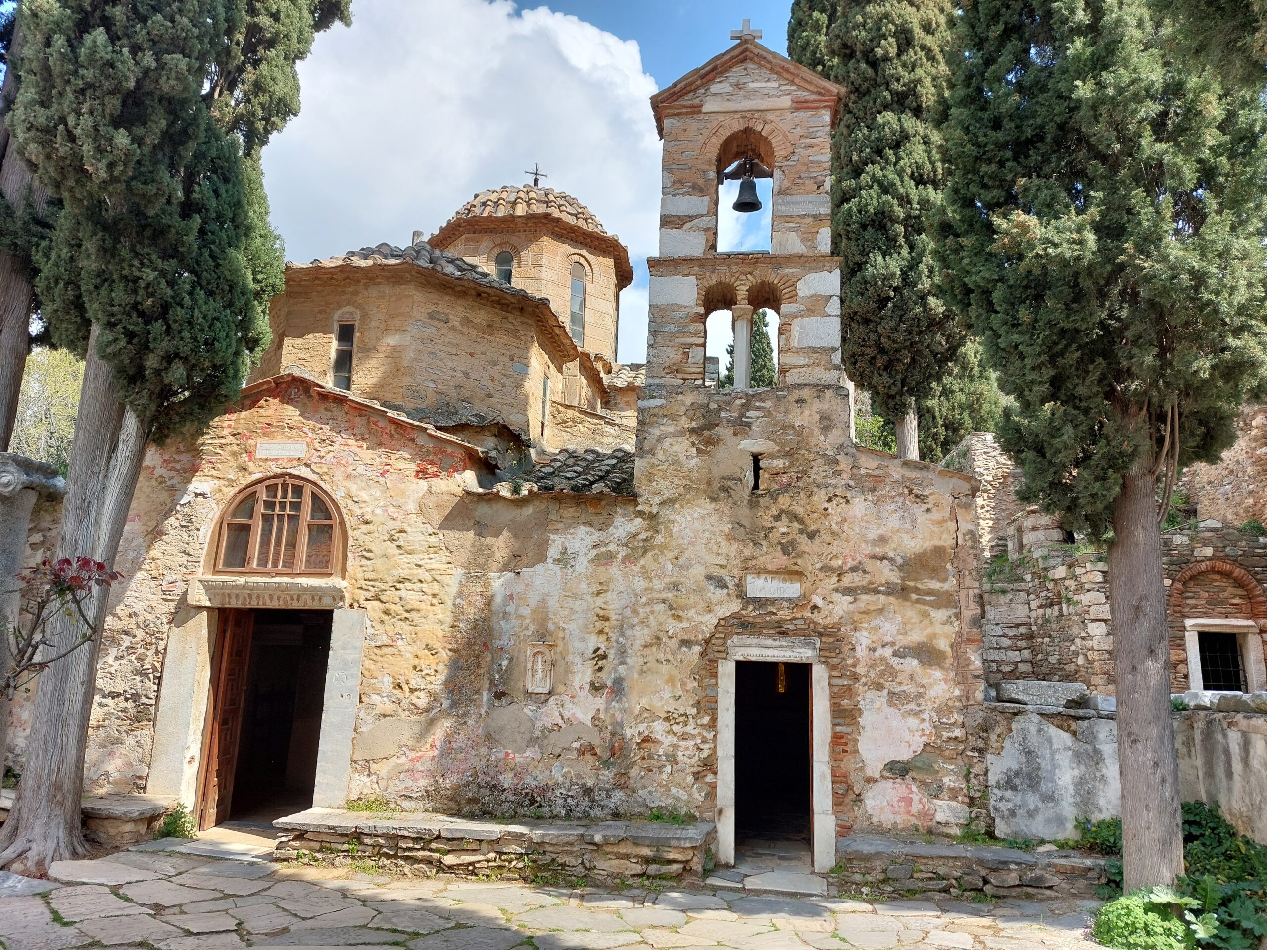 Η δυτική όψη του καθολικού