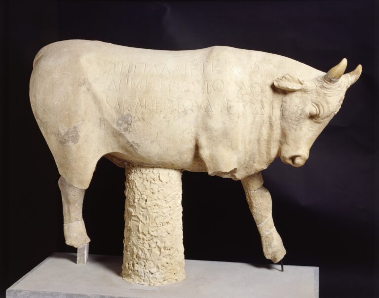 Μαρμάρινο άγαλμα ταύρου από το Νυμφαίο