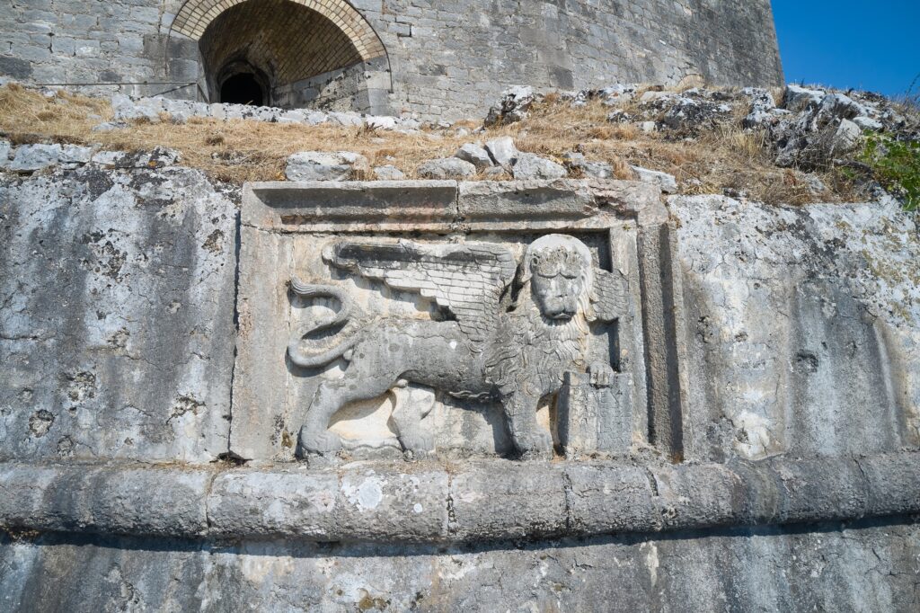 Ο φτερωτός λέων του Αγίου Μάρκου στη mezzaluna του Πύργου της Ξηράς
