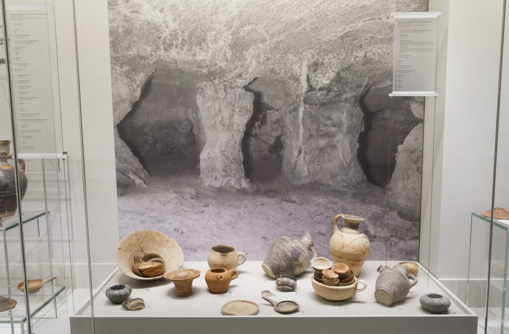 Ευρήματα από τους τάφους της Παλαιόπολης